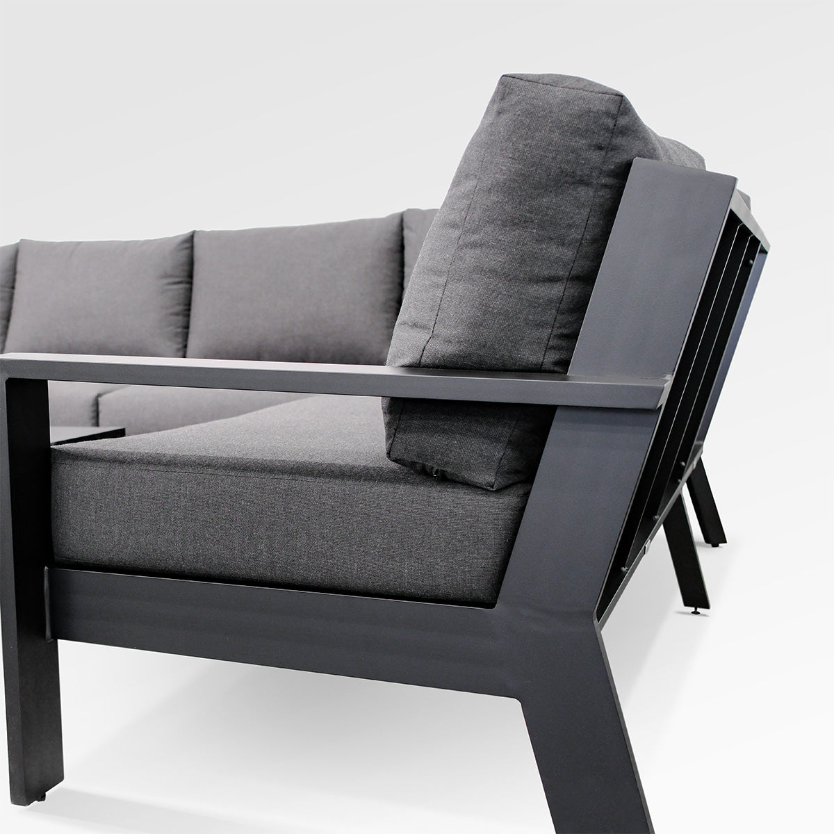 Magnolia Black Aluminum-Sofa mit Sunbrella®-Kissen
