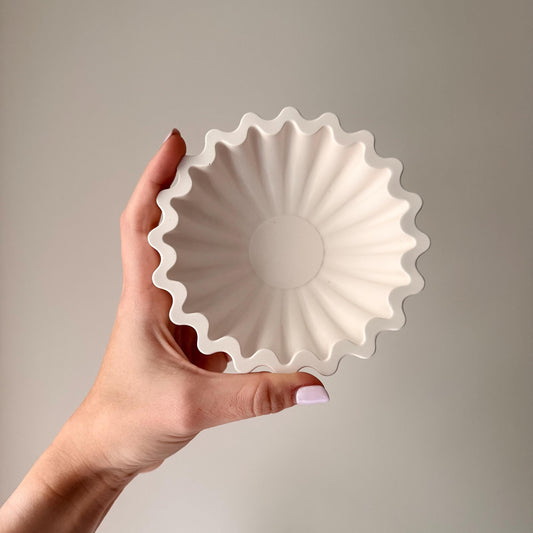 Plissiertes geometrisches Jesmonite-Tablett | Skulpturale Schmuckschale