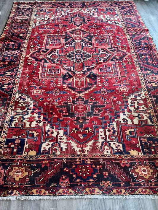 Persian Heriz Rug | 7' 7" x 10' 10"