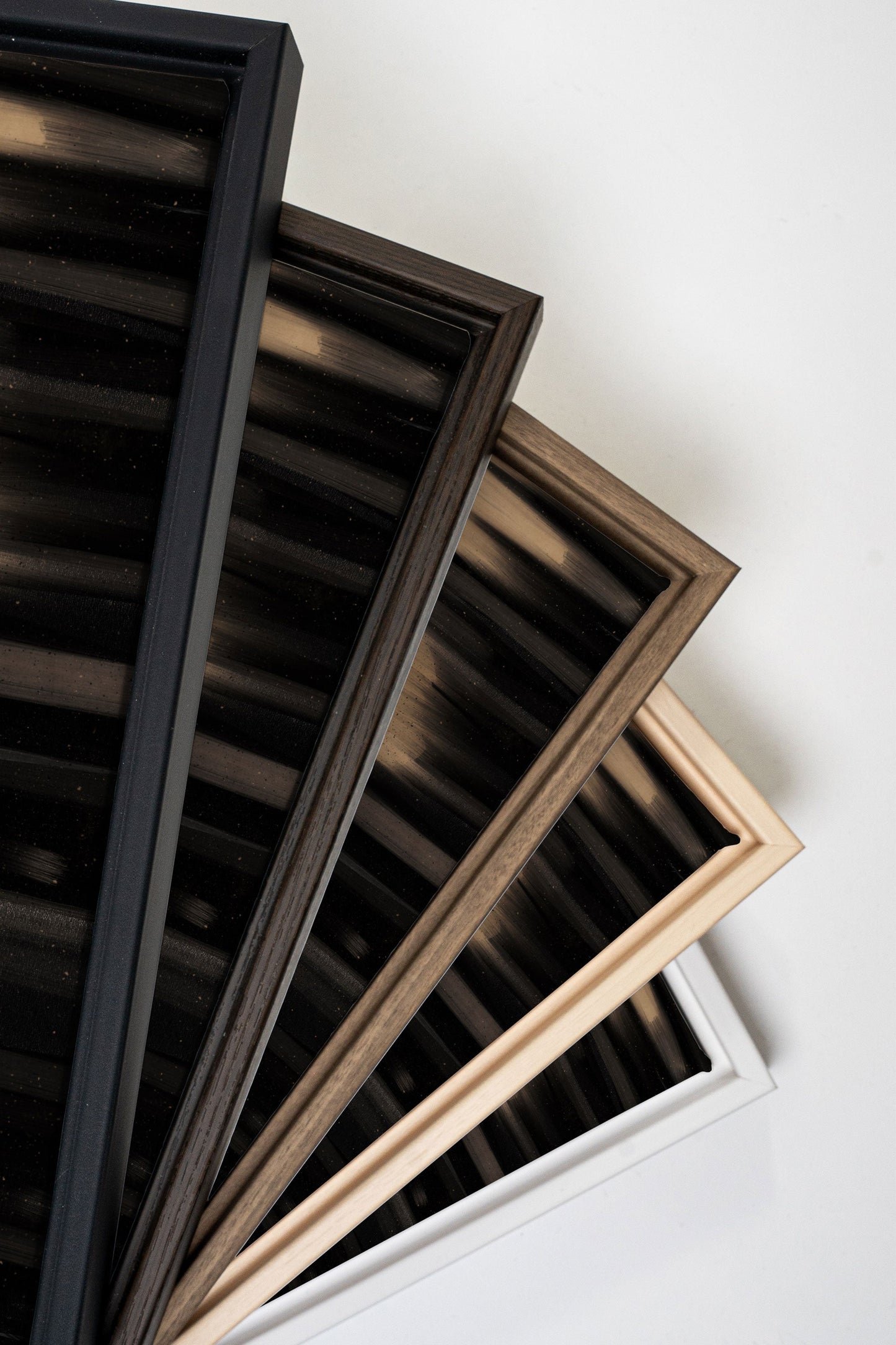 POUSSIÈRE D'OMBRES、木枠に張られたキャンバス作品