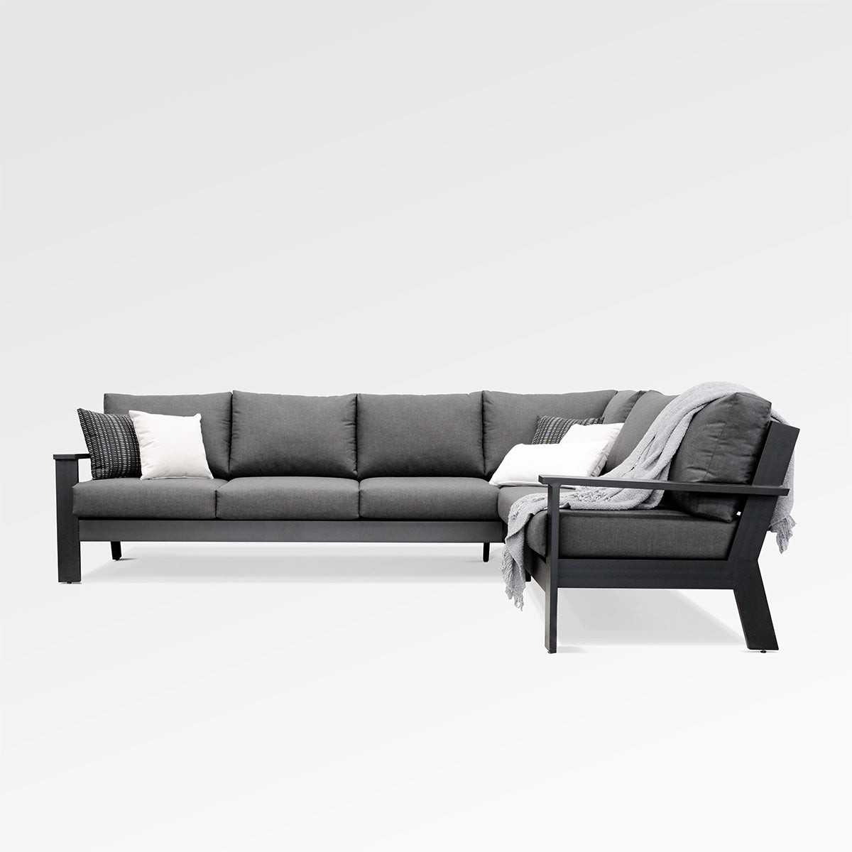 Magnolia Black Aluminum-Sofa mit Sunbrella®-Kissen