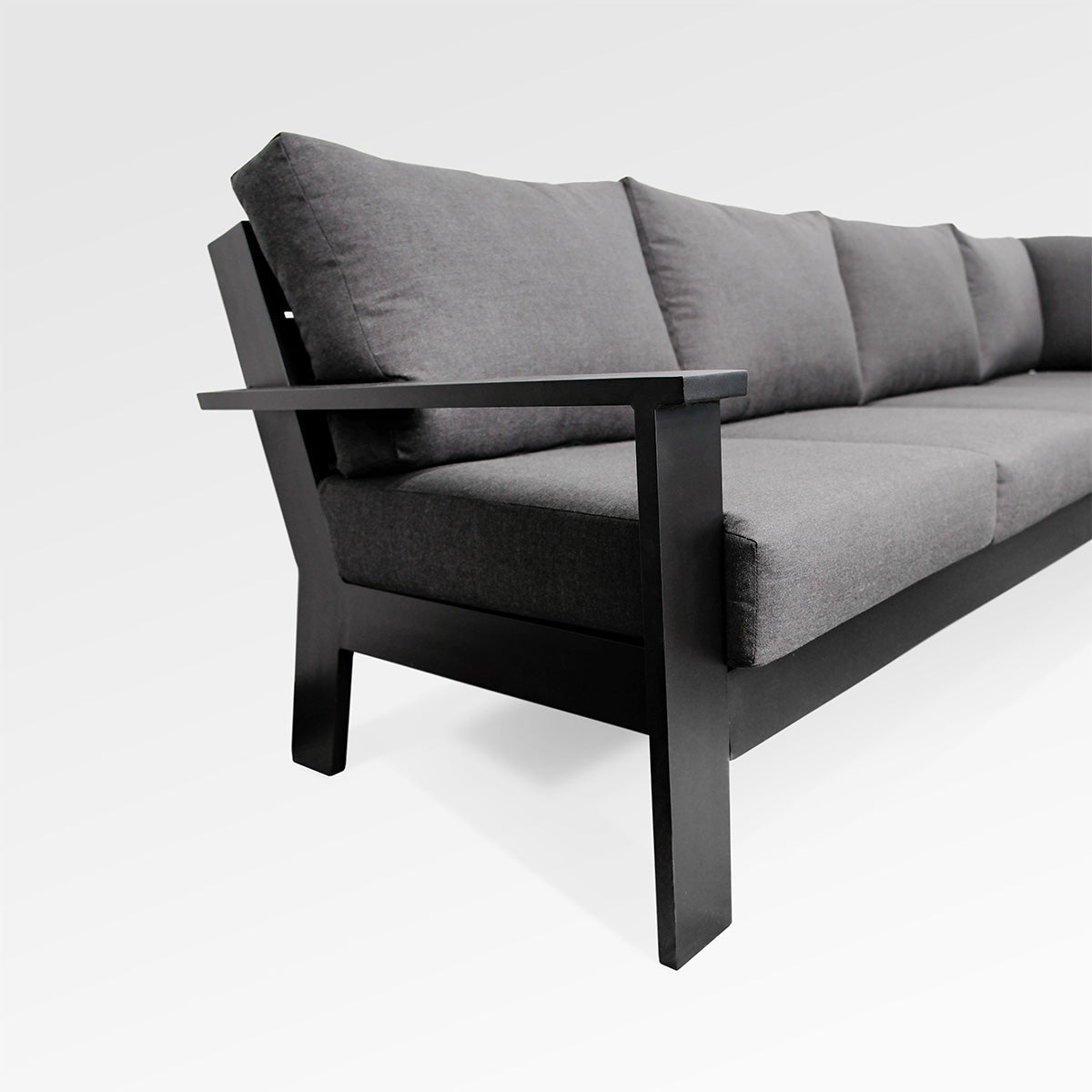 Magnolia Black Aluminum-Sofa mit Sunbrella®-Kissen