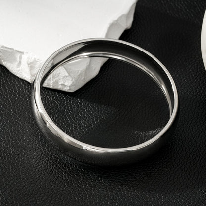 Style UMUAKOT: Mid Width Classic Silver Band Bracelet