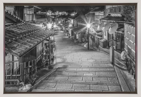 Wandbild Ninen-zaka im historischen Kyoto am Abend - monochrom