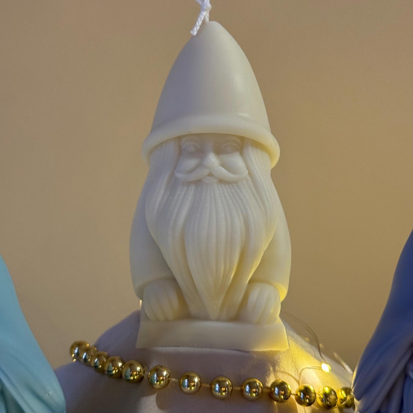 Handgegossene Weihnachtsmann-Kerze: Festliche Deko aus Sojawachs