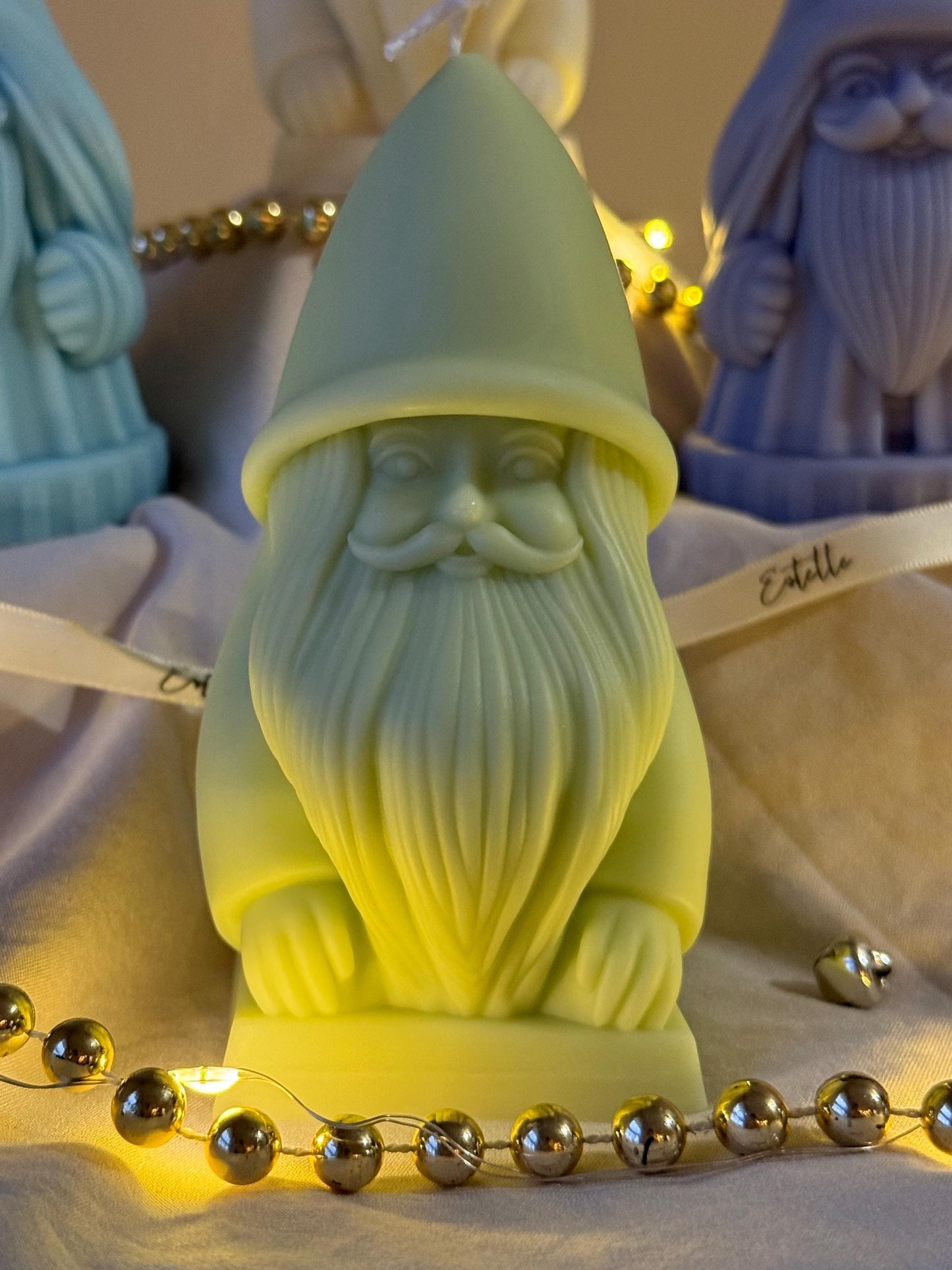Handgegossene Weihnachtsmann-Kerze: Festliche Deko aus Sojawachs
