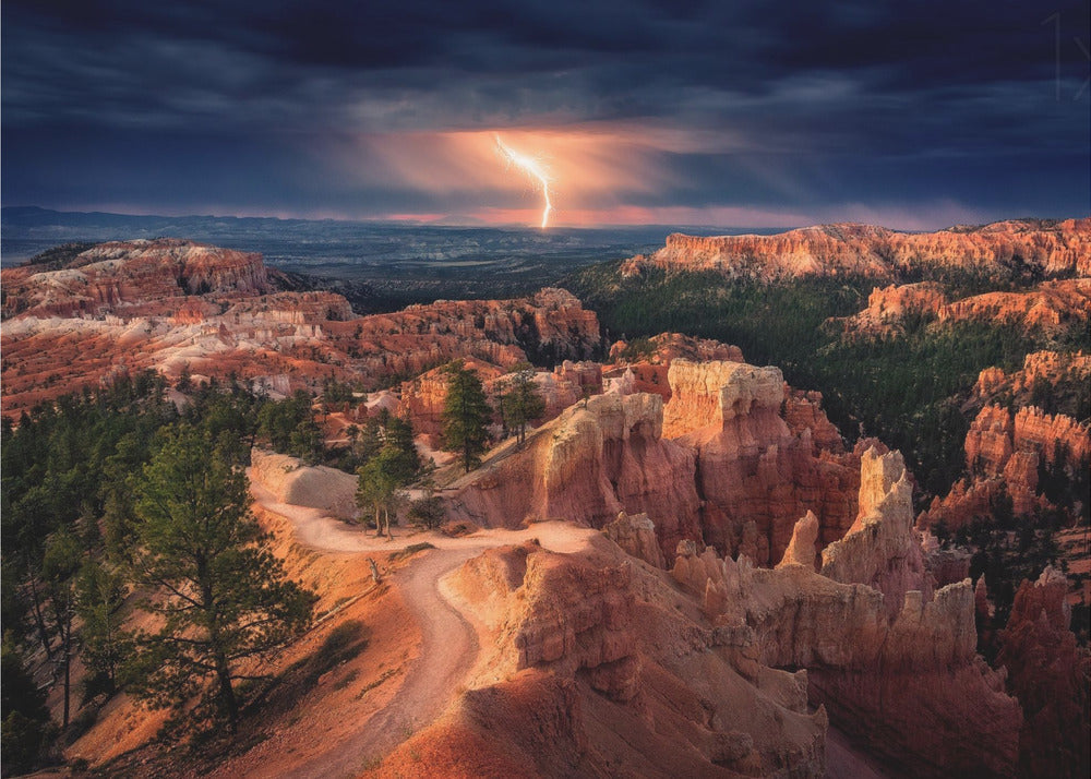 Blitze über dem Bryce Canyon